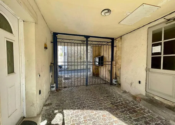 La Bellevue X Parking By Melrose